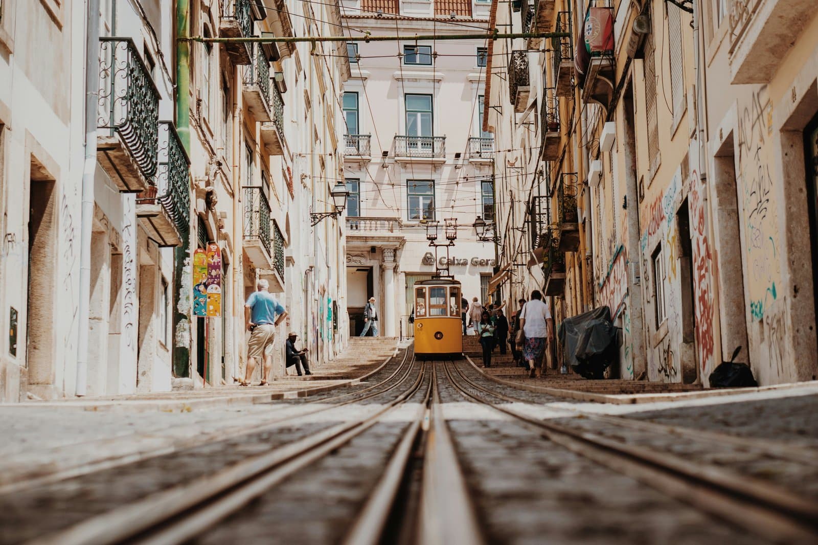 Tram amarelo nas ruas de Lisboa