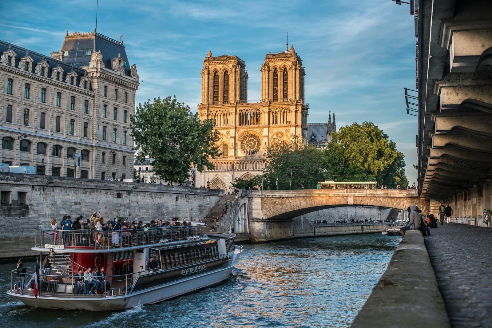 Notre-Dame e o Rio Sena ao entardecer